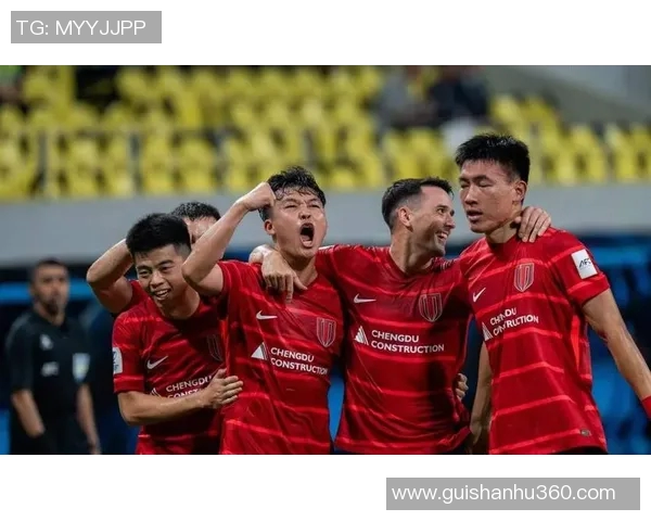 球迷捧场热情高涨,球队赛场外气氛热烈欢庆 球迷捧场热情高涨,球队赛场外气氛热烈欢庆